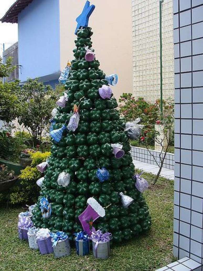 37. Árvore de natal com garrafas PET verdes escuras com enfeites feitos também de garrafas. Foto de Dicas para Decoração de Natal
