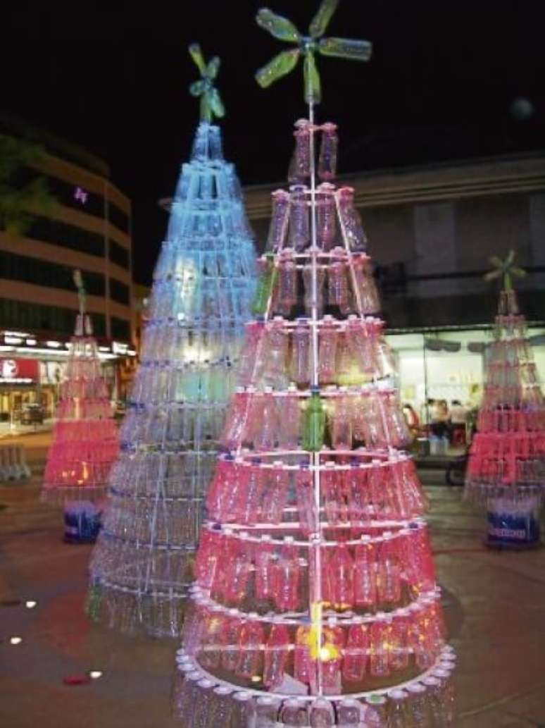 39. Árvores de natal com garrafas vermelhas e transparentes. Foto de Envdev Malaysia