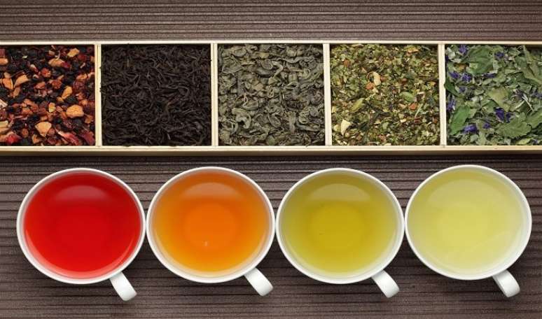 Aposte nos chás: hibisco, chá verde, cavalinha e canela são alguns chás que ajudam não só no desinchar, como em diversos benefícios para o organismo. Aposte nesses aliados! 