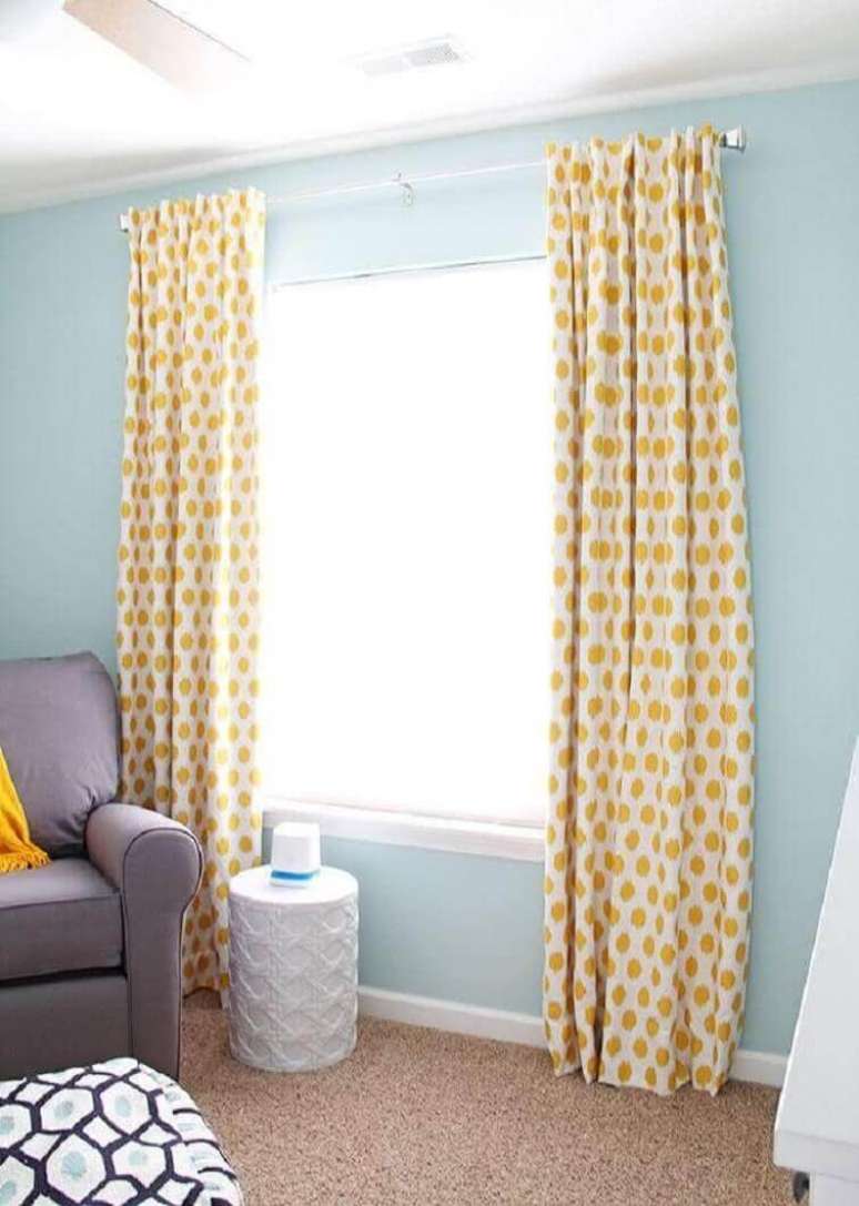 34- As cortinas para quarto podem ser instaladas com varões de alumínio ou madeira. Fonte: Pinterest