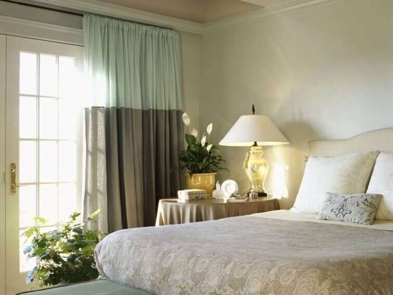 38- As cortinas para quarto de casal com dois tecidos criam uma atmosfera moderna ao ambiente. Fonte: Arquidicas
