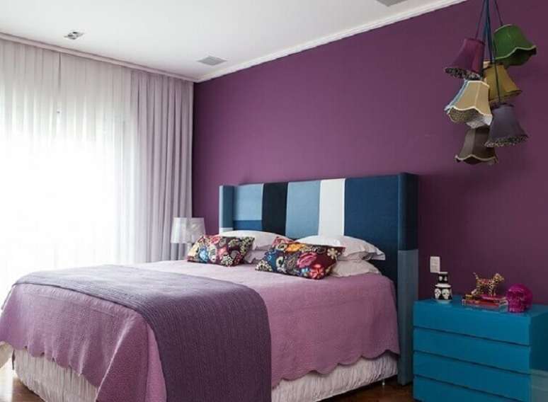 41-As cortinas para quarto contemporâneo de cores fortes utiliza o tecido voil para equilibrar a decoração. Fonte: Pinterest