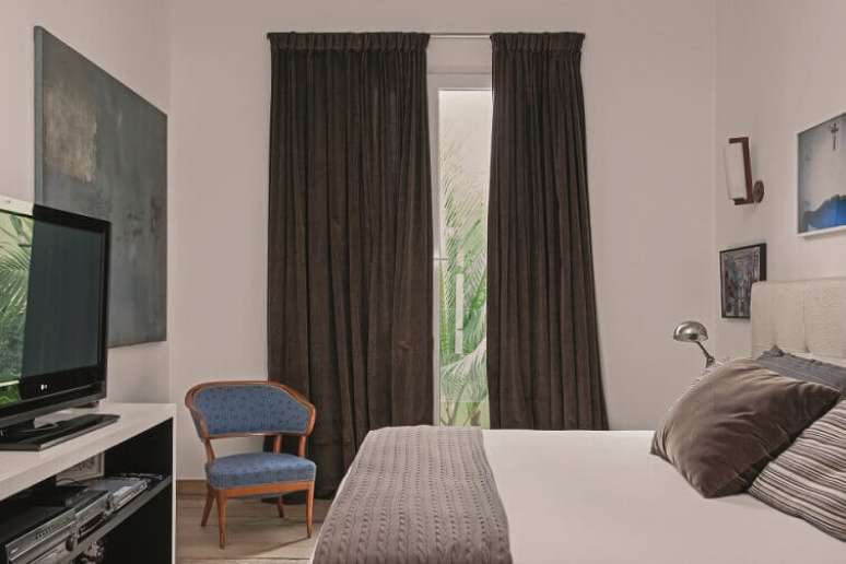 44- As cortinas para quarto com tecidos pesados bloqueiam a luz externa. Fonte: Pinterest