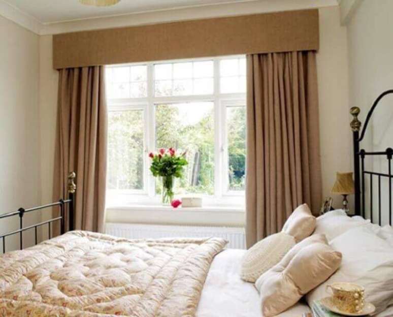 43- As cortinas para quarto de casal podem ter o bandô forrado com o mesmo tecido.