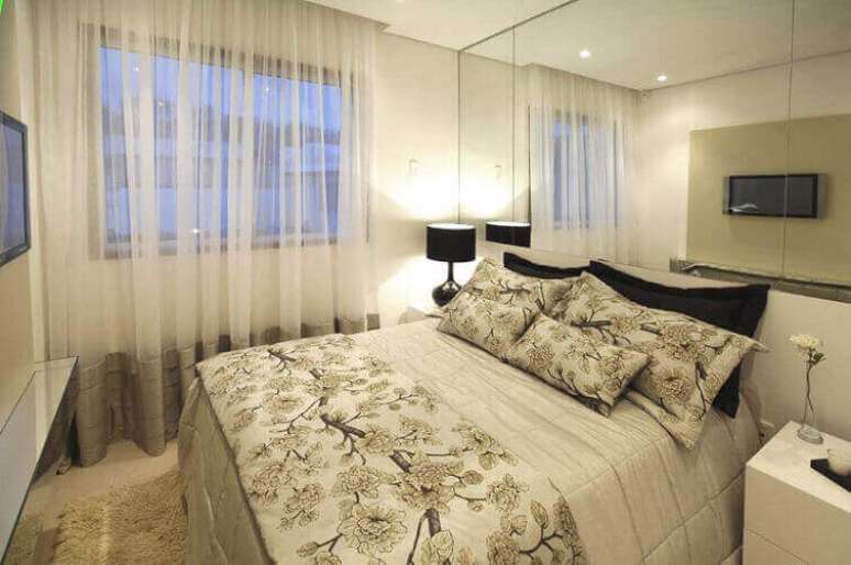 47- As cortinas para quarto em tecido leve podem ter o barrado da mesma cor predominante na colcha e acessórios do dormitório. Fonte: NetStudios