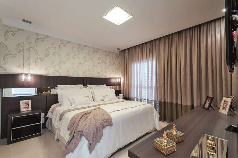 46- As cortinas para quarto com tecido em dois tons de marrom criam um aspecto elegante ao dormitório. Fonte: Manoela Lustosa