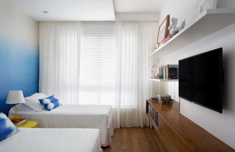54- As cortinas para quarto pode ser combinadas com persianas de metal. Fonte: Mediabix