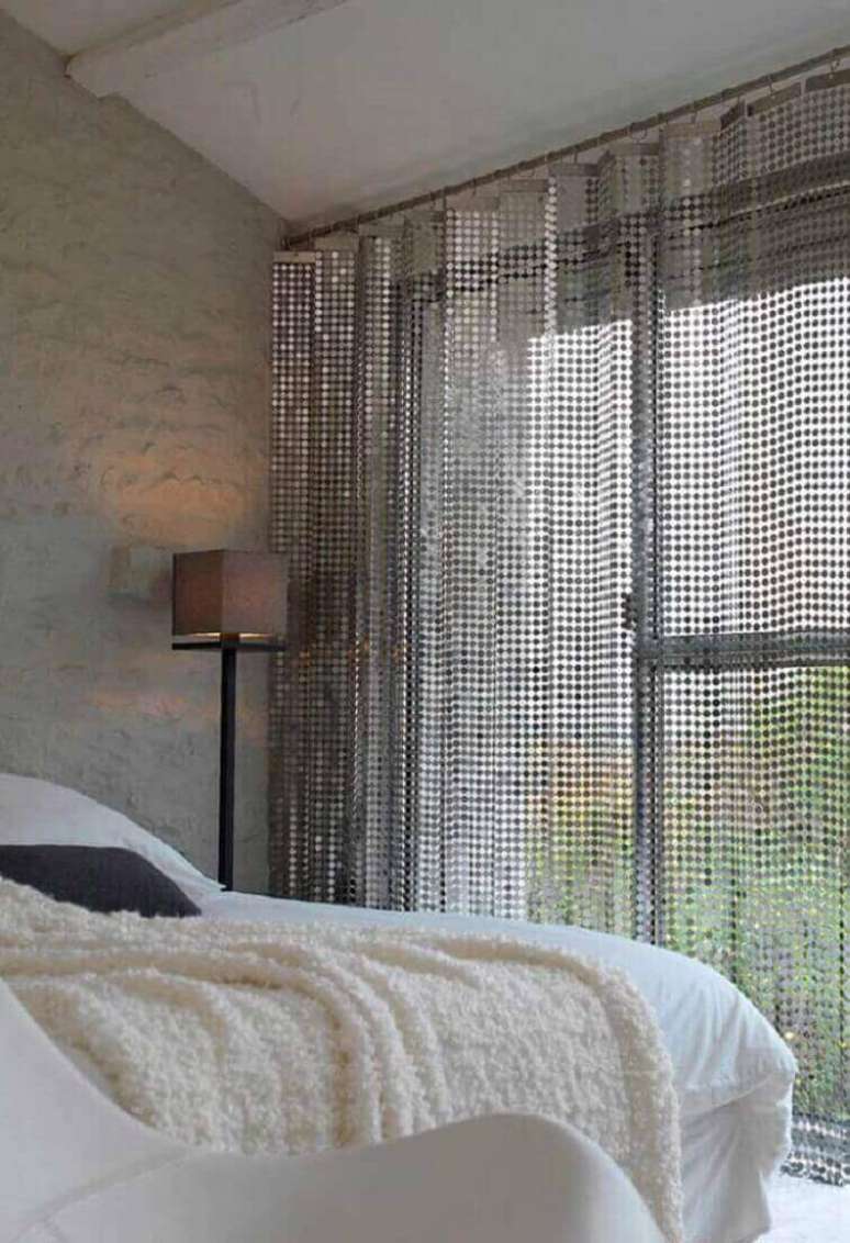 55-As cortinas para quarto com tecidos leves permitem a visibilidade da área externa. Fonte: Pinterest