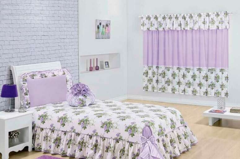 58- Na decoração do dormitório as cortinas para quarto têm aplicação de tecido igual da colchas e almofadas. Fonte: The Holk