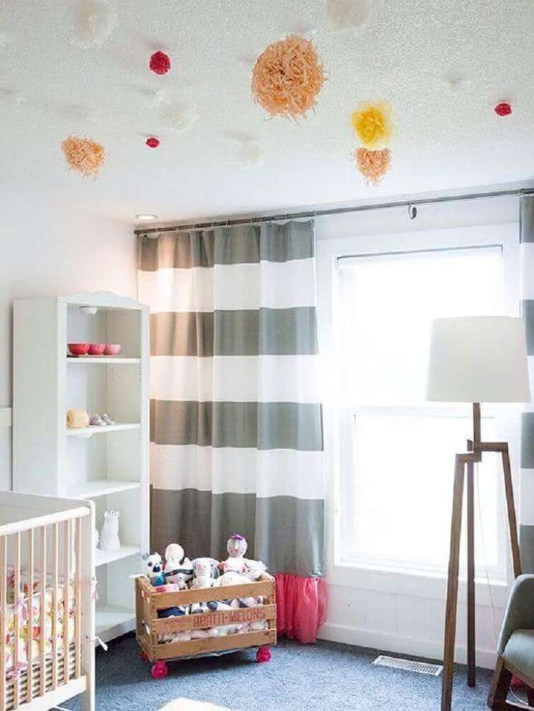 59- As cortinas para quarto d&atilde;o gra&ccedil;a e leveza ao ambiente. Fonte: Pinterest