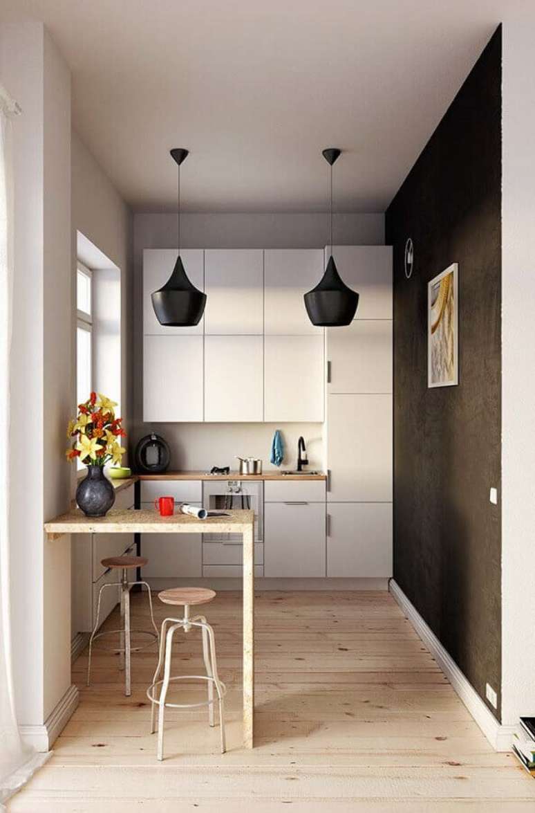 12. Decoração moderna para cozinha planejada pequena com parede e pendentes pretos e bancada de madeira – Foto: Behance