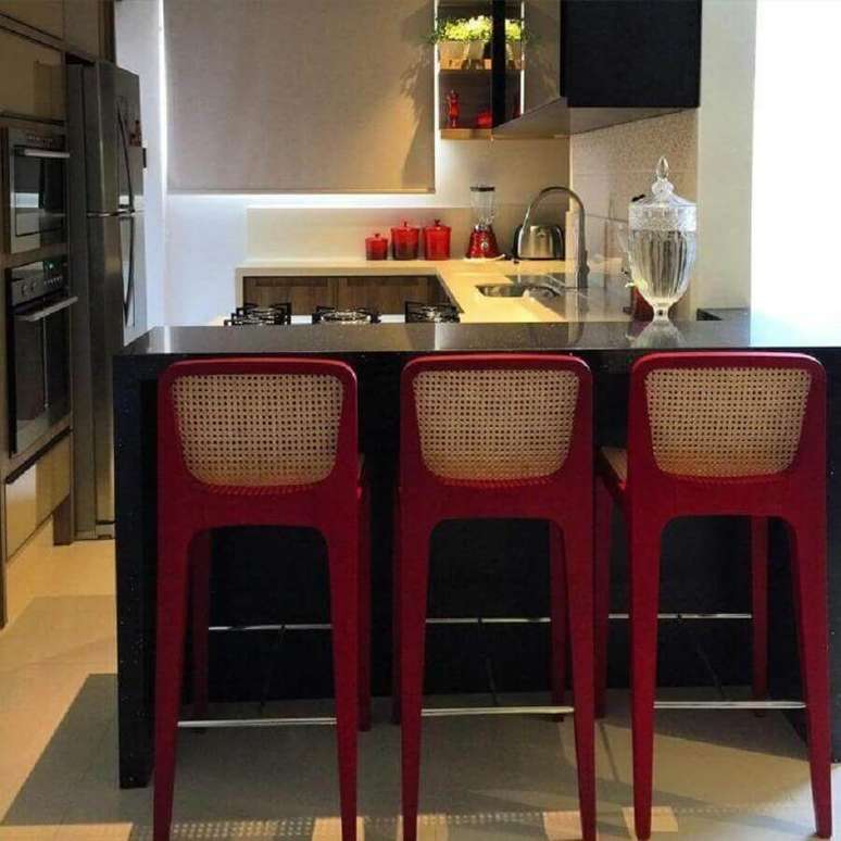 15. Decoração simples para cozinha planejada pequena com balcão preto e banquetas vermelhas – Foto: Zonta Arquitetura