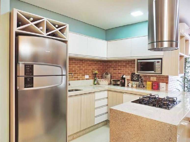 17. A parede de tijolo à vista deixa as cozinhas pequenas planejadas com um ar mais acolhedor – Foto: Only Design de Interiores + Arquitetura