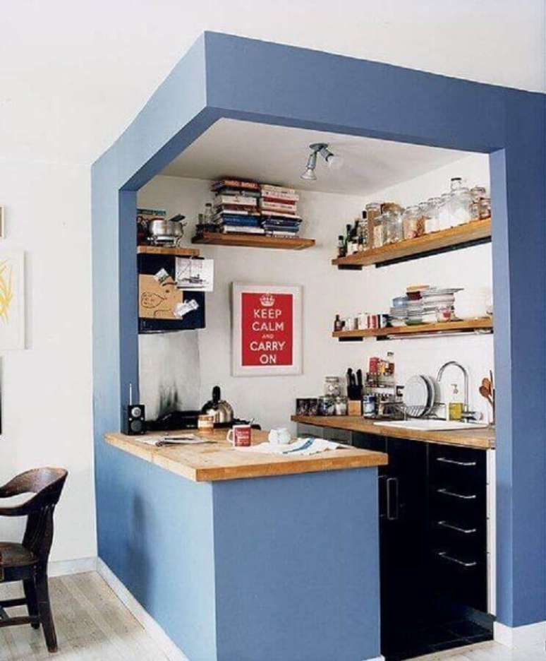 23. Utilize prateleiras para a organização da cozinha planejada pequena – Foto: DeducTour