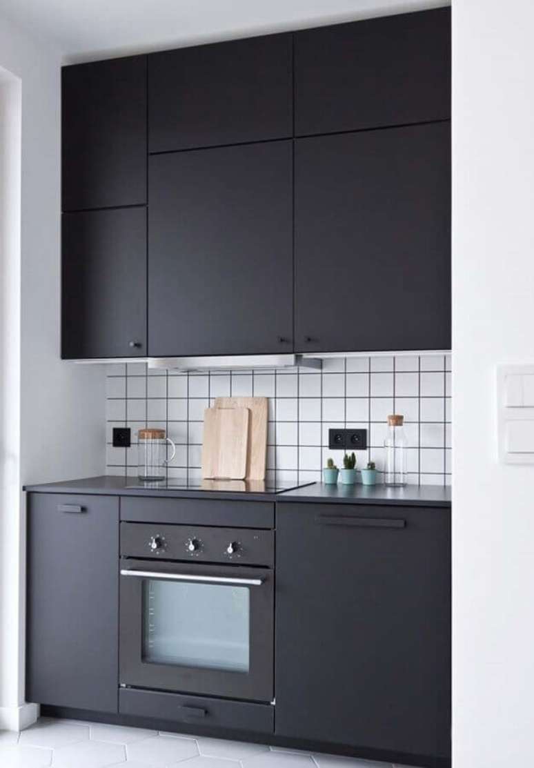 2. É importante que a cozinha planejada pequena com armários pretos seja bem iluminada – Foto: The Holk
