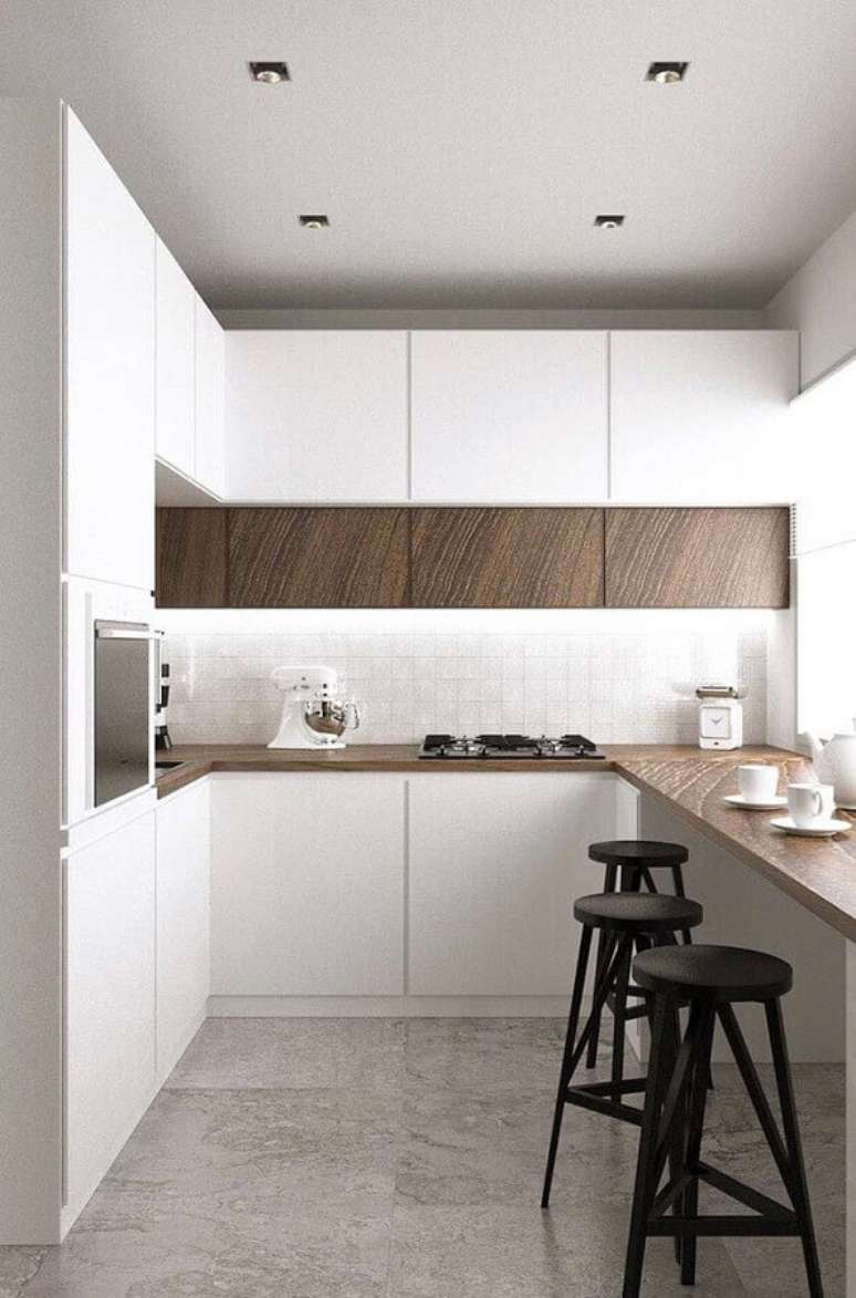 29. Decoração moderna e clean para cozinha pequena planejada com armários brancos e revestimentos em madeira – Foto: Pinterest