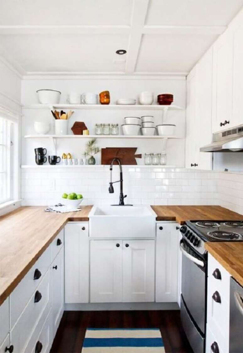 31. Decoração para cozinha planejada pequena com balcão de madeira e prateleiras – Foto: Jekyll & Hyde