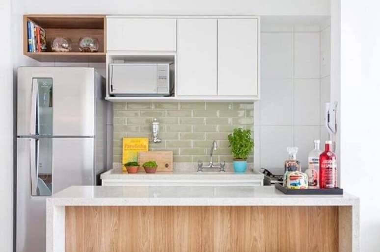 33. Decoração simples para cozinha planejada pequena com balcão e armário aéreo – Foto: Doob Arquitetura