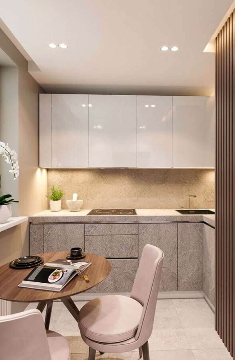 38. Decora&ccedil;&atilde;o para cozinha pequena planejada com mesa redonda de madeira &ndash; Foto: Pinterest