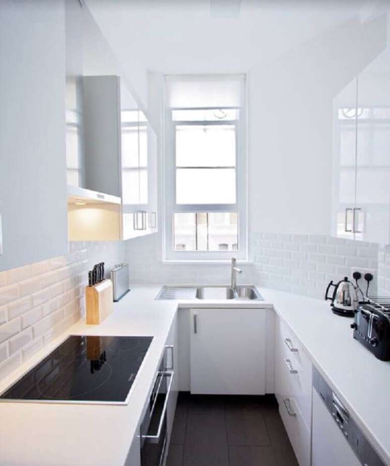 42. Cozinha planejada pequena simples com armários brancos – Foto: Yandex