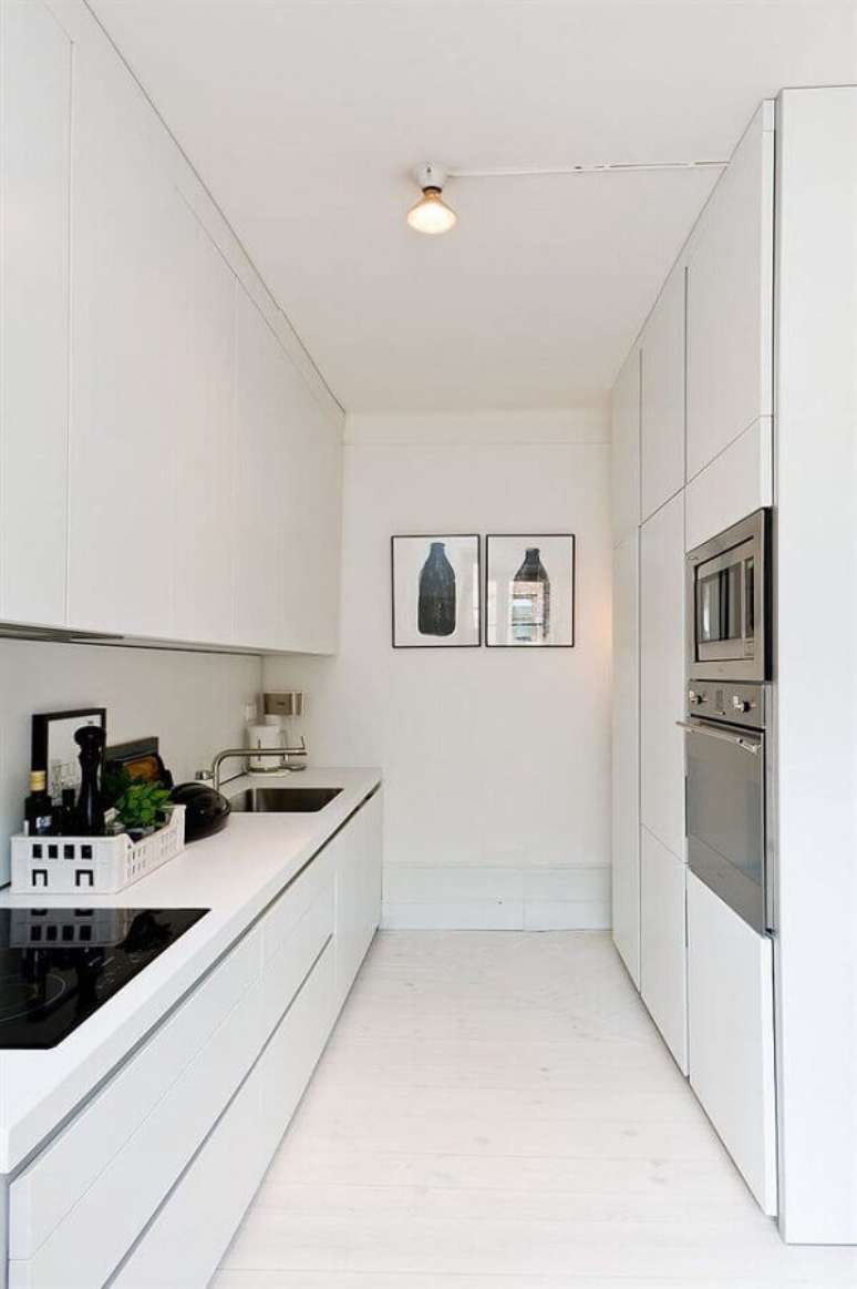 47. Armários com linhas mais retas e simples são perfeitos para quem busca uma cozinha planejada pequena e moderna – Foto: Pinterest