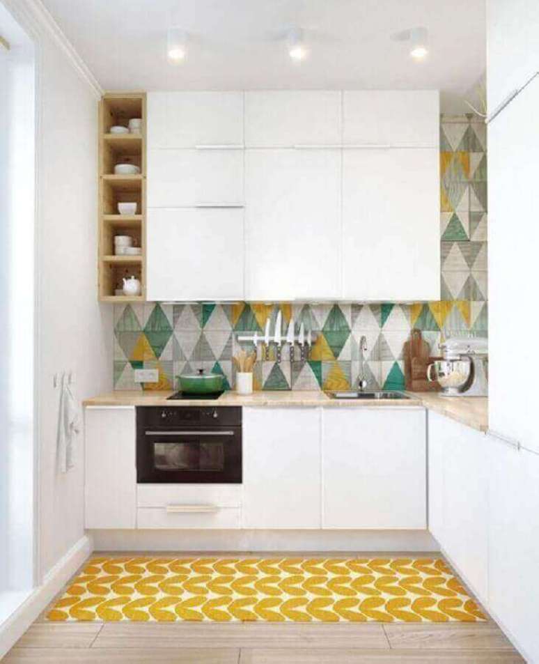 48. A cozinha planejada pequena ficou mais alegre com os azulejos coloridos e o tapete amarelo – Foto: Bricolage Maison et décoration