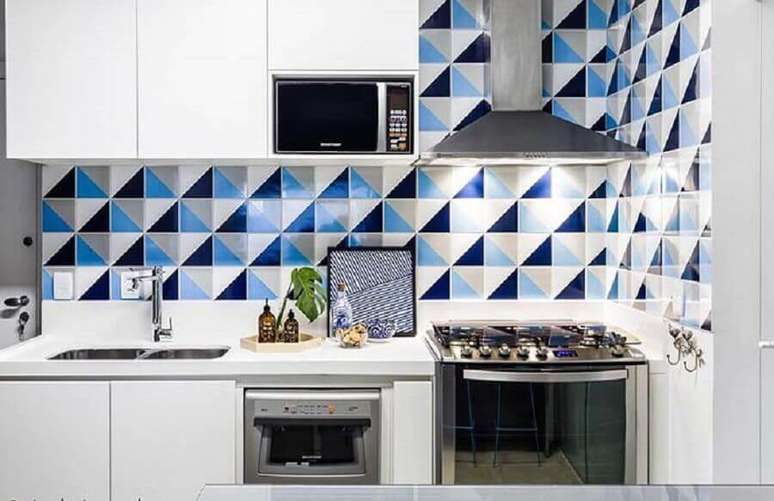 49. Decoração para cozinha pequena planejada com azulejo colorido – Foto: The Holkd