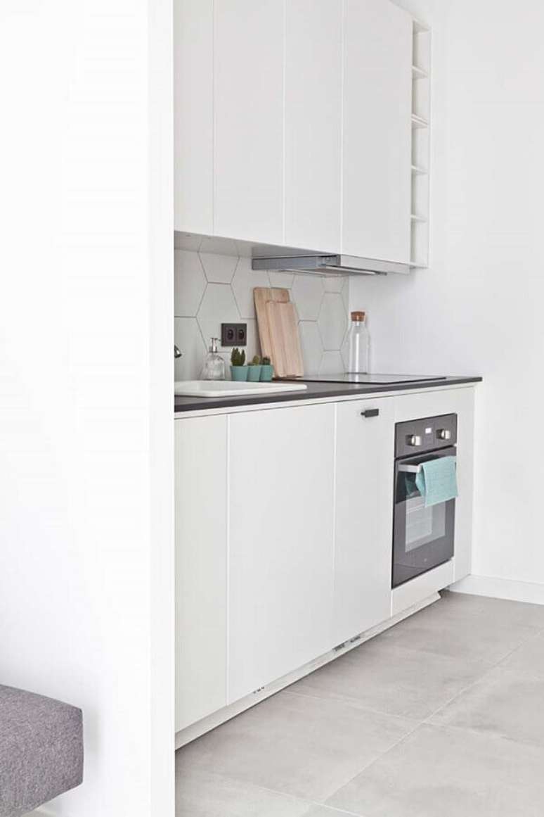 50. Decoração com azulejo em formato hexagonal para cozinha planejada pequena com armários brancos – Foto: Pinterest