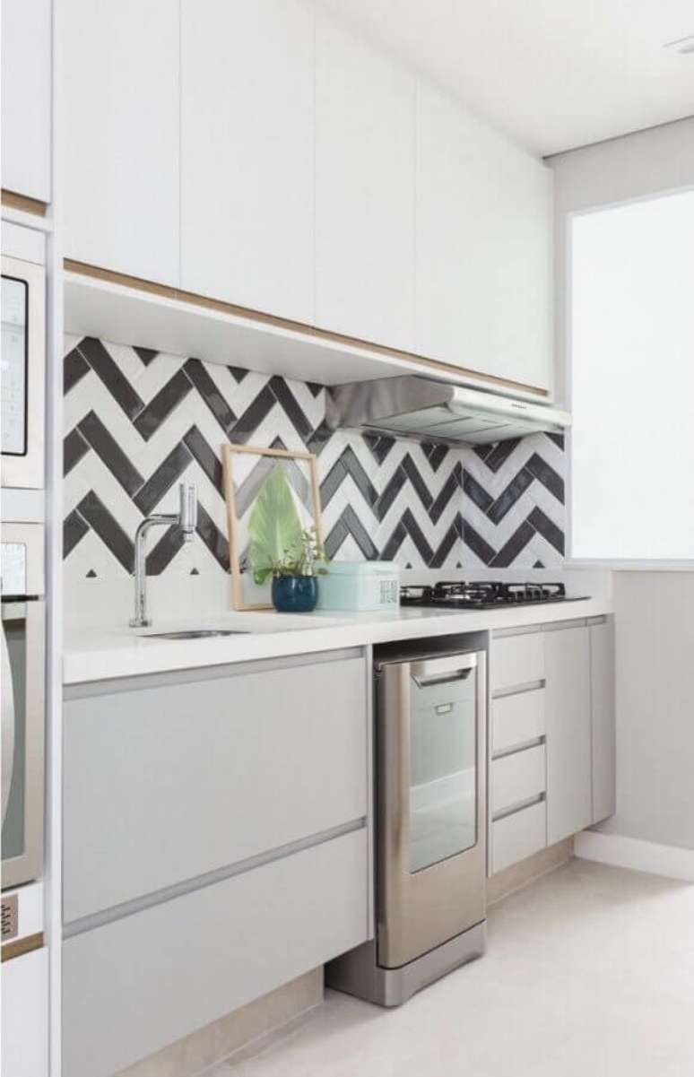 53. O subway tile preto e branco deixou a decoração da cozinha pequena planejada mais moderna – Foto: Pinterest