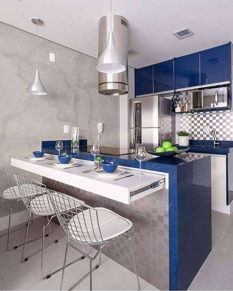 55. A parede de cimento queimado deixa a decora&ccedil;&atilde;o da cozinha planejada pequena com balc&atilde;o azul bem mais moderna &ndash; Foto: Monise Rosa Arquitetura e Interiores