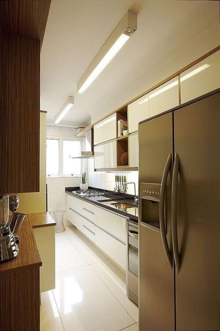 57. Decoração em tons neutros para cozinha pequena planejada – Foto: Macedo & Covolo Arquitetura