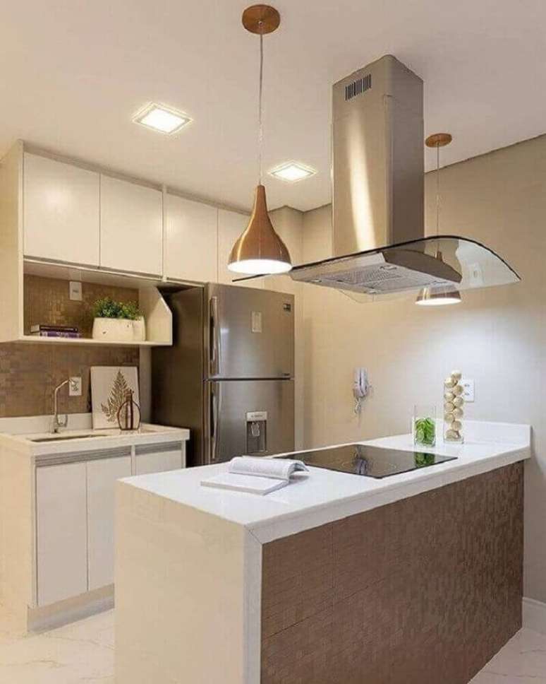 59. Decoração em tons neutros para cozinha planejada pequena com balcão e cooktop – Foto: Monise Rosa Arquitetura e Interiores