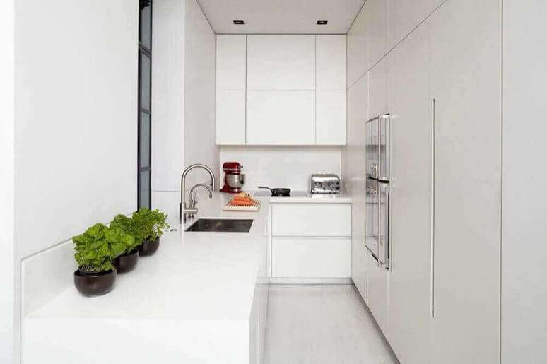 69. Decoração clean com armários brancos para cozinha pequena planejada – Foto: Encio