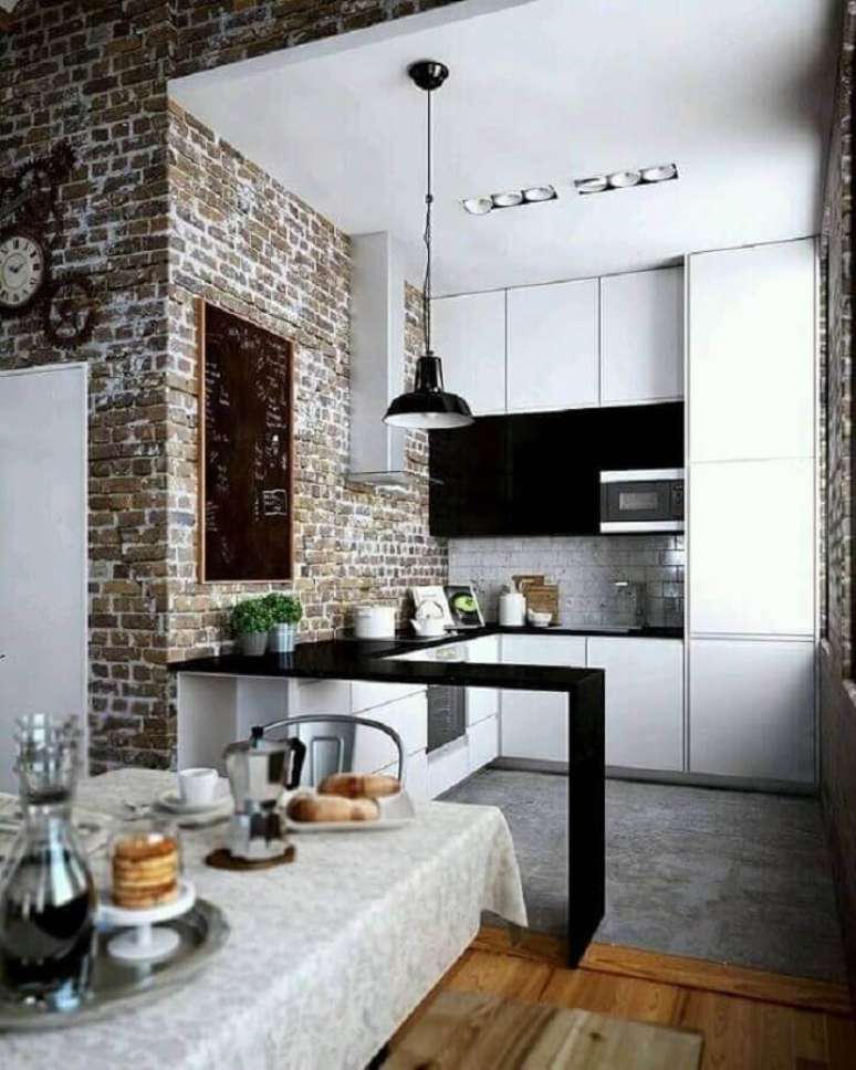 70. Decoração para cozinha americana planejada pequena com armários brancos e parede de tijolo à vista – Foto: Pinterest