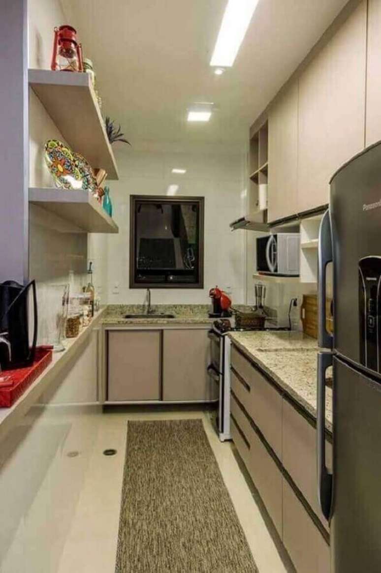 72. Prateleiras s&atilde;o perfeitas para manter a organiza&ccedil;&atilde;o em cozinha planejada pequena &ndash; Foto: Vin&iacute;cius de Mello
