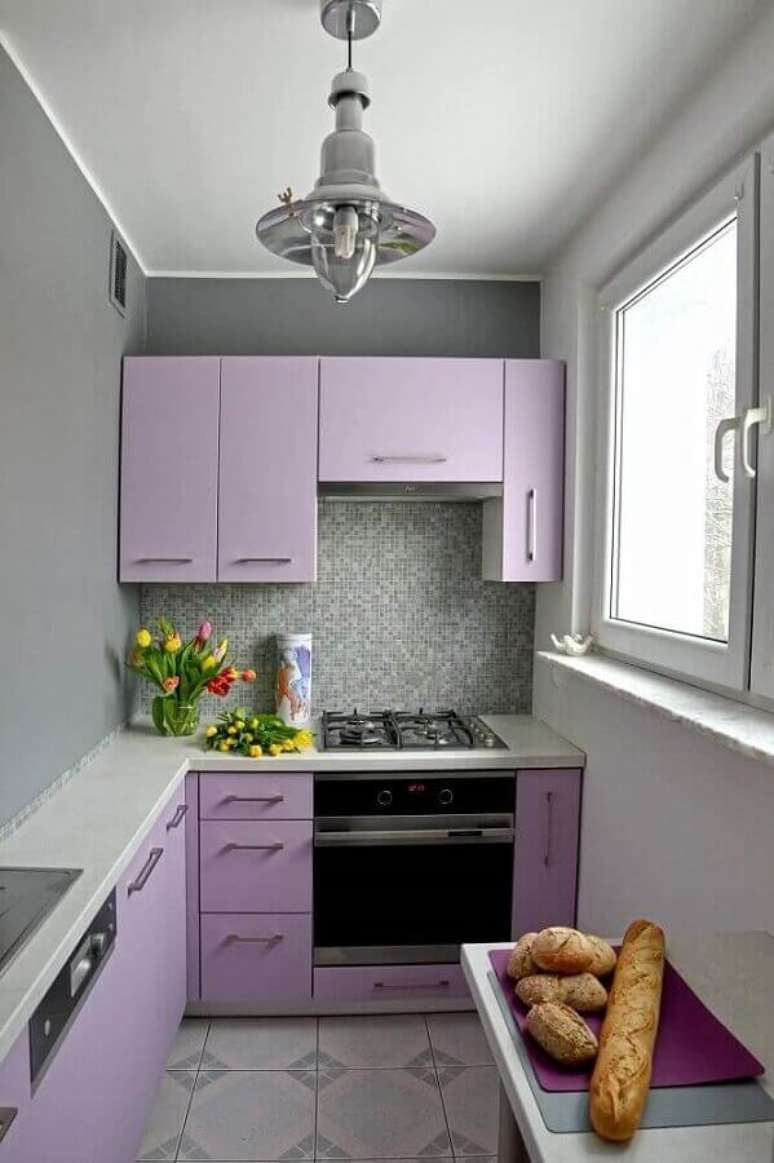 78. Decoração para cozinha planejada pequena com parede cinza e armários lilás – Foto: Improuse