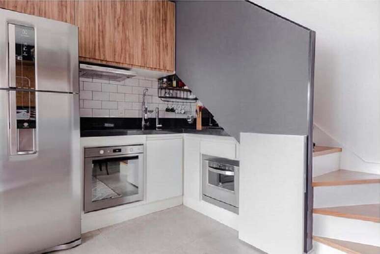 81. A grande vantagem das cozinhas pequenas planejadas é que elas podem ser feitas em vários espaços da casa – Foto: Pinterest