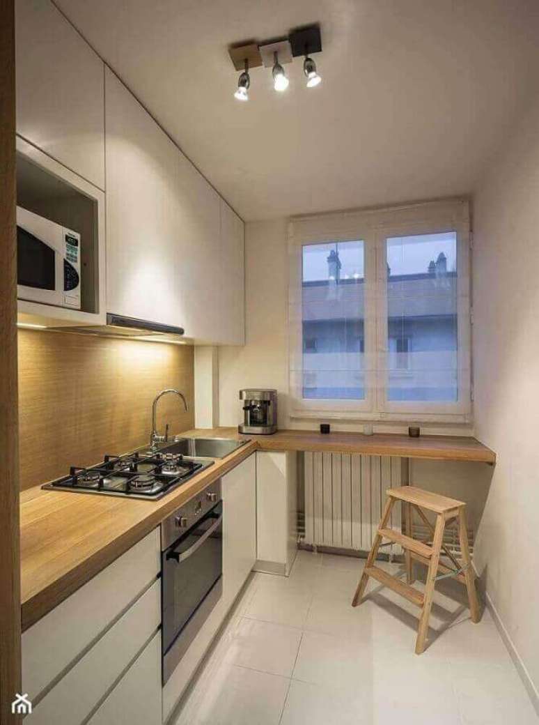 85. Decoração simples para cozinha planejada pequena com cooktop e bancada de madeira – Foto: Pinterest