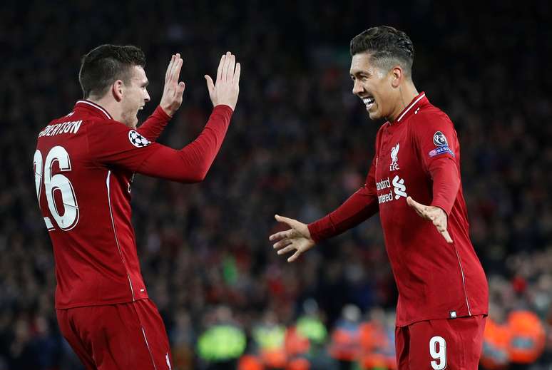 Firmino comemora gol do Liverpool com Robertson
