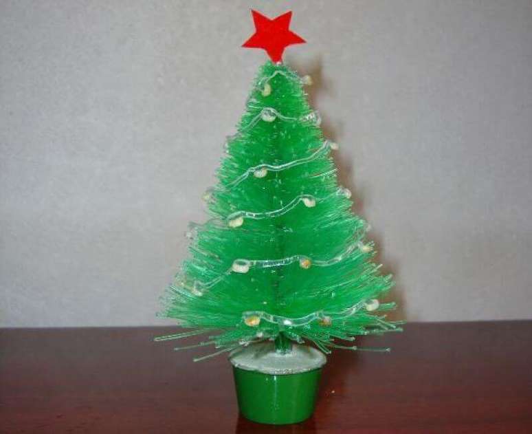 40. Mini árvore de natal feita com garrafa PET cortada. Foto de Expresso das Ilhas