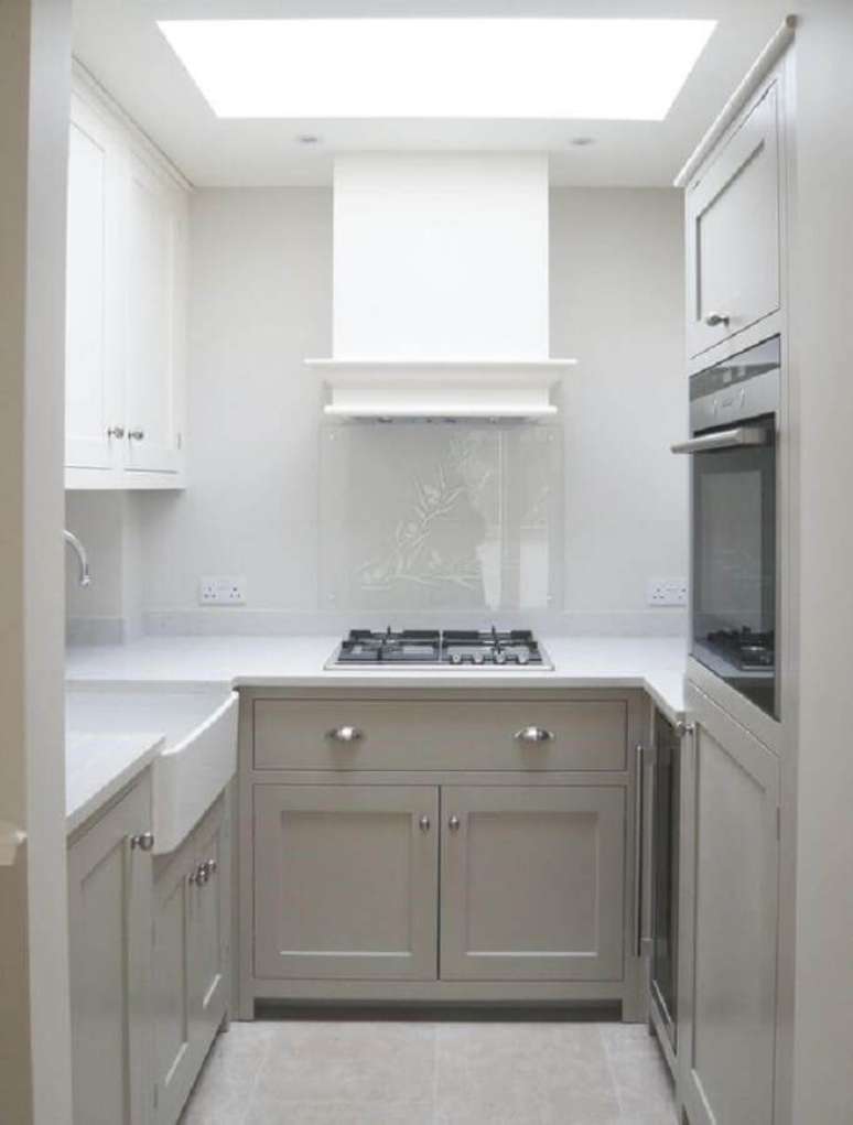 91. Modelo clássico de armário para cozinha planejada para apartamento pequeno – Foto: Pinterest