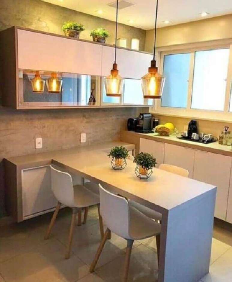 94. Decoração com pendentes para cozinha planejada pequena com balcão – Foto: Decoração de casa