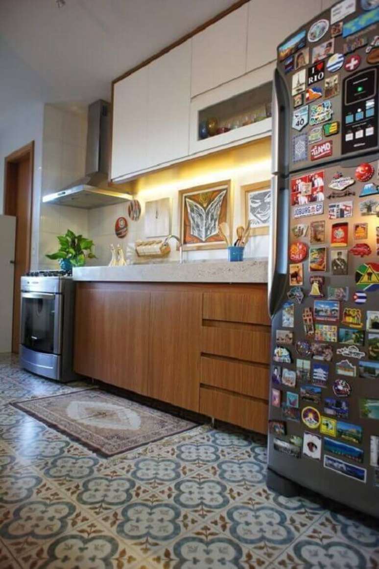 97. Piso hidr&aacute;ulico para decora&ccedil;&atilde;o de cozinha planejada pequena &ndash; Foto: Est&uacute;dio Ferdi