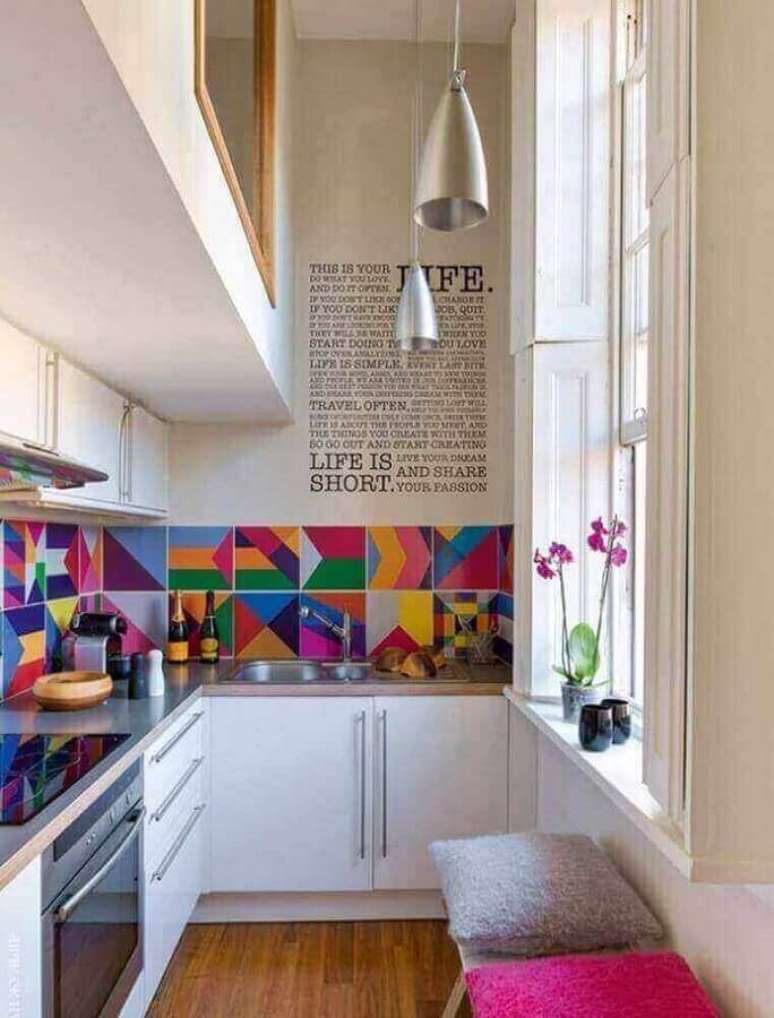 98. Revestimento colorido para cozinha planejada pequena com armários brancos e pendentes de metal – Foto: Ritely