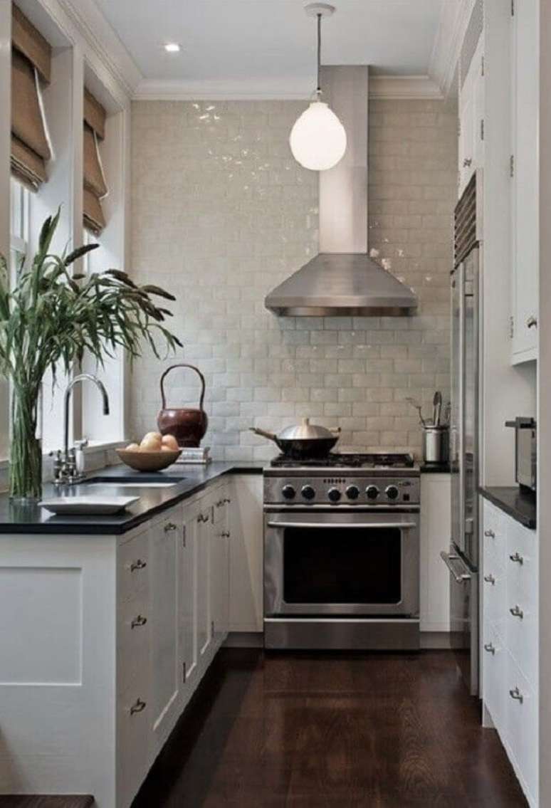 99. O subway tile é tendência na decoração de cozinha planejada pequena – Foto: Estopolis