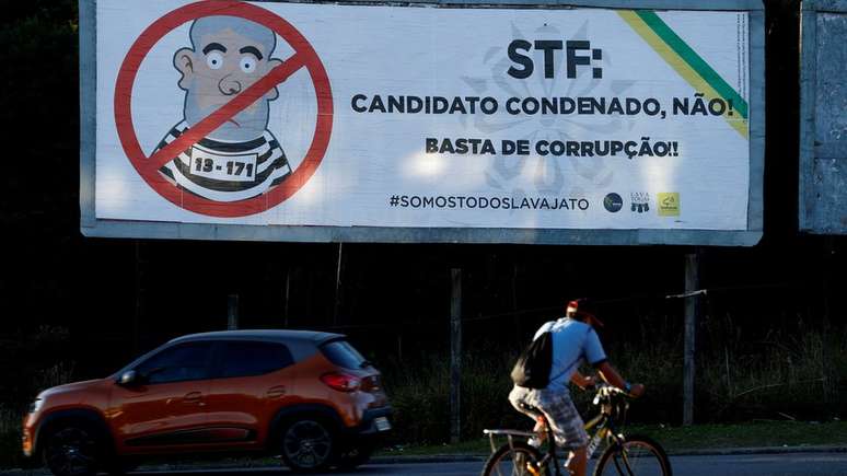 Outdoor em Curitiba, onde Lula está preso, com mensagem para o STF: 'Basta de corrupção! #SomosTodosLavaJato'