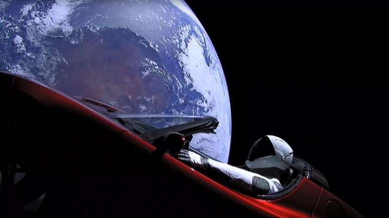 Obcecado com a possibilidade de fazer assentamentos na Lua e em Marte, Musk lançou seu primeiro carro Tesla no espaço