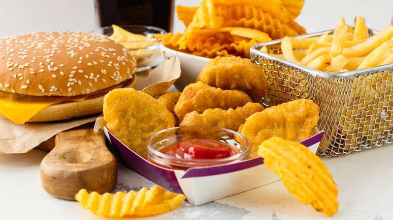 Consumo excessivo de 'junk food' é apontado como uma das razões que explicam a 'carga dupla da má nutrição'