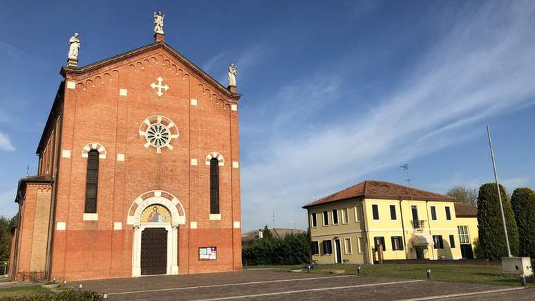 Igreja e paróquia de Anguillara; família de deputado veio do Norte da Itália