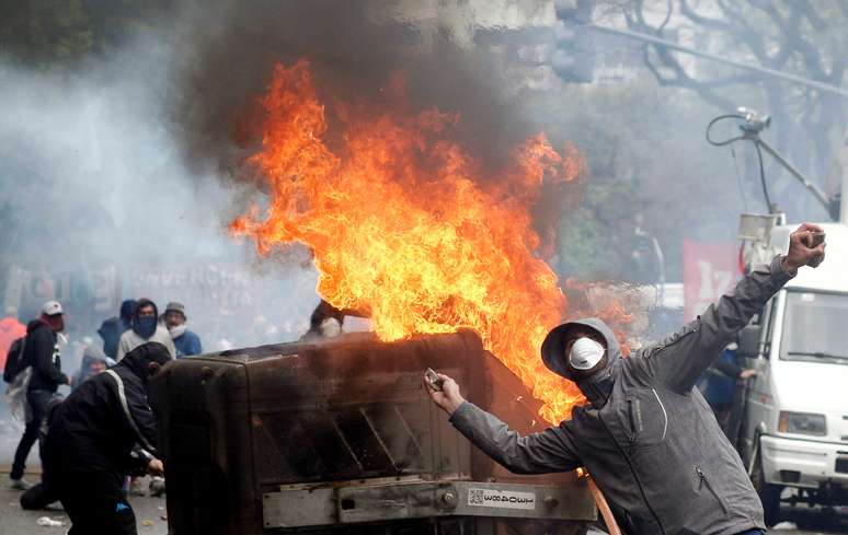 Manifestantes durante confronto com a polícia do lado de fora do Congresso argentino, em Buenos Aires 24/10/2018 REUTERS/Martin Acosta